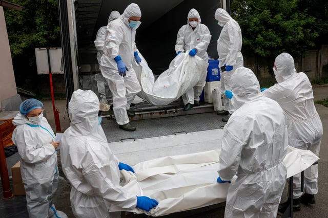 Staff members carry a body, repatriated in a swap agreed between Russia and Ukraine during talks in Istanbul earlier in June 2025, to a morgue amid Russia's attack on Ukraine, in Kyiv, Ukraine, June 26, 2025. REUTERS/Alina Smutko