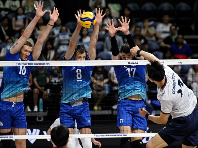 Volleyball - Men's World Championships - Preliminary Round - Group C - Argentina v South Korea - Smart Araneta Coliseum, Quezon City, Philippines - September 16, 2025
South Korea's Donghyeok Im in action with Argentina's Pablo Sergio Koukartsev, Agustin Loser and Luciano Vicentin REUTERS/Noel Celis