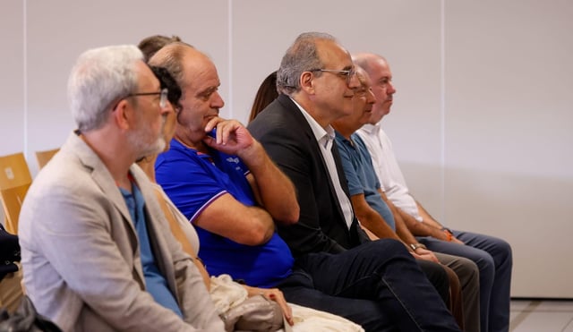 Sergio Blasco, en el centro con gafas y chaqueta negra, al inicio del juicio contra él y diez acusados más en el caso Osvaldos.