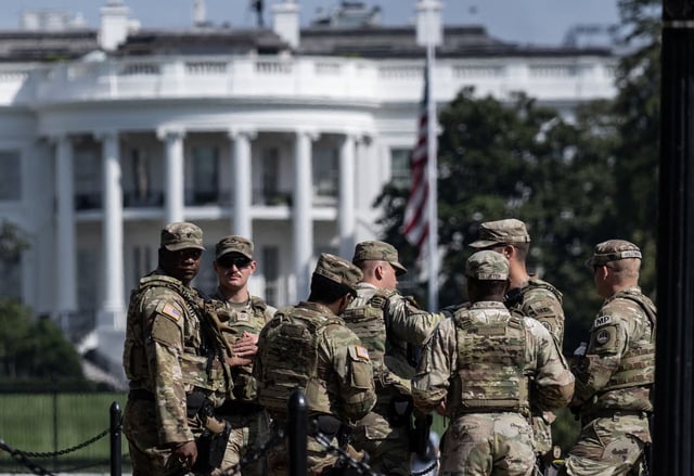 Miembros de la Guardia Nacional de Estados Unidos en las inmediaciones de la Casa Blanca en Washington DC. (Foto: ANDREW CABALLERO-REYNOLDS / AFP)