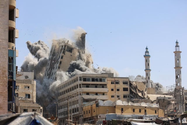 Gaza: une tour s'effondre après des bombardements intenses de l'armée israélienne
