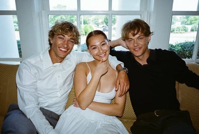 Jeremiah, Belly y Conrad de "El verano en que me enamoré" (Foto: Netflix)