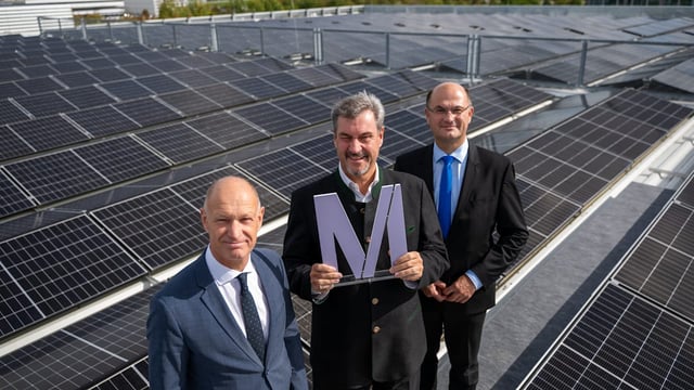 Am Münchner Flughafen wurde Bayerns größter Elektroauto-Ladepark eröffnet.