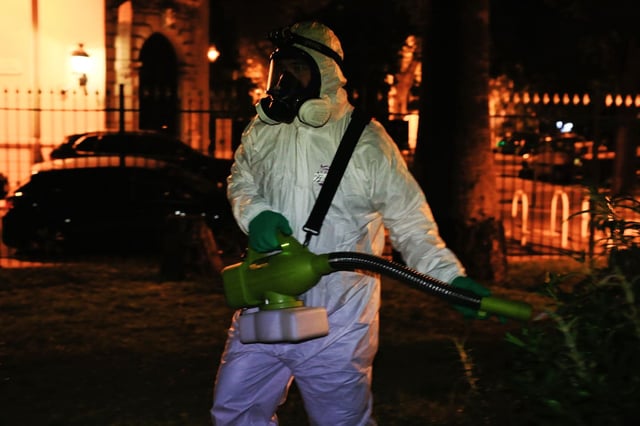 Pulvérisation d’insecticide contre les moustiques tigres, à Nice dans la nuit de lundi 15 à mardi 16 septembre.