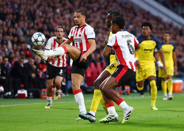 Soccer Football - UEFA Champions League - PSV Eindhoven v Union Saint-Gilloise - Philips Stadion, Eindhoven, Netherlands - September 16, 2025 PSV Eindhoven's Armando Obispo in action with Union Saint-Gilloise's Promise David and PSV Eindhoven's Ryan Flamingo REUTERS/Piroschka Van De Wouw