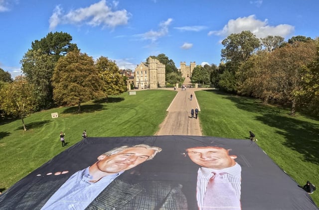 Le collectif britannique «Everyone Hates Elon» déploie une grande photo représentant le président américain Donald Trump posant avec Jeffrey Epstein, devant le château de Windsor, le 15 septembre 2025.