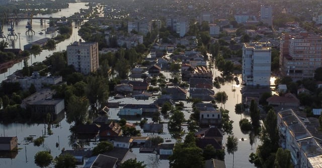 A view shows a flooded area after the Nova Kakhovka dam breached, amid Russia's attack on Ukraine, in Kherson, Ukraine June 8, 2023. REUTERS/Yan Dobronosov   