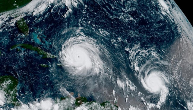 ARCHIVO - Esta imagen satelital del jueves 7 de septiembre de 2017, facilitada por la NOAA, muestra el ojo del huracán Irma, a la izquierda, al norte de la isla La Española, y al huracán José a la derecha, en el océano Atlántico. (NOAA vía AP, Archivo)