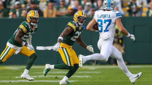 Green Bay Packers safety Xavier McKinney (29) and cornerback Keisean Nixon (25) pursue Detroit Lions tight end Sam LaPorta (87) on Sunday, September 7, 2025, at Lambeau Field in Green Bay, Wis. The Packers won the game, 27-13. Tork Mason/USA TODAY NETWORK-Wisconsin