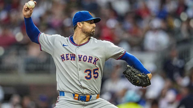 Aug 23, 2025; Cumberland, Georgia, USA; New York Mets starting pitcher Clay Holmes (35) pitches against the Atlanta Braves during the first inning at Truist Park. Mandatory Credit: Dale Zanine-Imagn Images