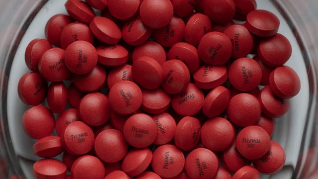 Extra-strength Tylenol tablets are seen, Tuesday, Sept. 12, 2023 in Chelsea, Que. THE CANADIAN PRESS/Adrian Wyld