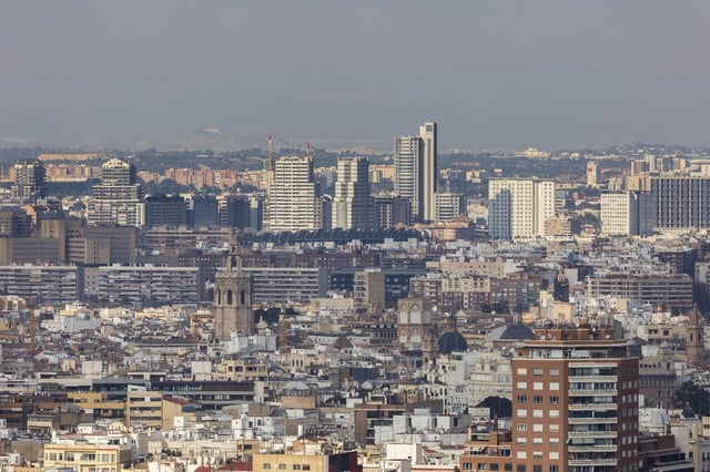 Vista aérea de València con Burjassot y la trama urbana de la CV-35 al fondo.