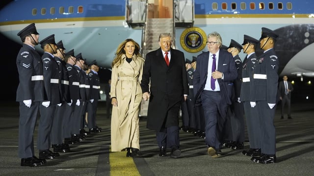 Donald und Melania Trump bei der Ankunft am Flughafen Stansted