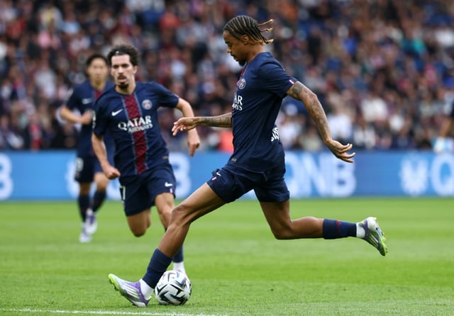 Bradley Barcola tire pour inscrire le premier but de la rencontre face à Lens, le 14 septembre 2025 au Parc des Princes, à Paris