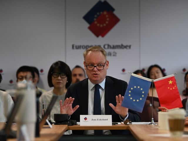 17.09.2025, China, Peking: Jens Eskelund, Präsident der Handelskammer der Europäischen Union in China, spricht auf einer Pressekonferenz. Die EU-Handelskammer hat in ihrem neuen Positionspapier die chinesische Regierung in fünf Schlüsselbereichen zum Handeln aufgefordert, um die Bedingungen für europäischen Firmen in der Volksrepublik zu verbessern.