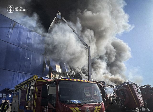 Edificio en llamas en Kiev tras sufrir un ataque con un dron ruso.