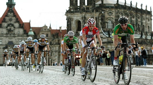 Dirk Müller (Deutschland / Natrixxon Sparkasse, re.) an der Spitze des Feldes bei der Sachsen Tour 2009, überquert die Albertbrücke in Dresdne