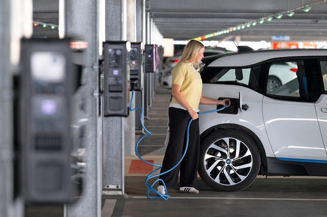 Flughafen München bietet 138 AC-Ladesäulen im Gäste-Parkhaus