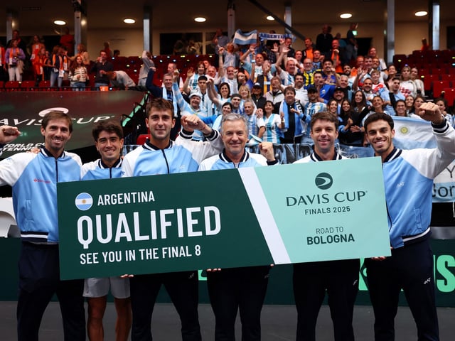 Tennis - Davis Cup - Qualifiers - Second Round - Netherlands v Argentina - MartiniPlaza, Groningen, Netherlands - September 13, 2025
Argentina's Francisco Cerundolo, Francisco Comesana, Tomas Martin Etcheverry, Horacio Zeballos and Andres Molteni celebrate with Argentina Captain Javier Frana after qualifying for the quarterfinals REUTERS/Piroschka Van De Wouw