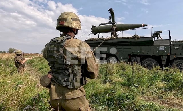 Captura de vídeo del Ministerio de Defensa ruso, de las tripulaciones del sistema de misiles Iskander-M de la unidad de misiles de la Flota del Báltico practicando ataques en grupo contra objetivos críticos en la región de Kaliningrado, durante los ejercicios militares conjuntos Zapad-2025 (Oeste-2025) de las Fuerzas Armadas de Rusia y Bielorrusia en un lugar no revelado de Rusia. (Foto: EFE/EPA/SERVICIO DE PRENSA DEL MINISTERIO DE DEFENSA DE RUSIA)