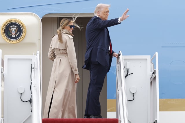 El presidente Donald Trump saluda desde las escaleras del Air Force One mientras la primera dama Melania Trump observa, el martes 16 de septiembre de 2025, en la Base Conjunta Andrews, Maryland