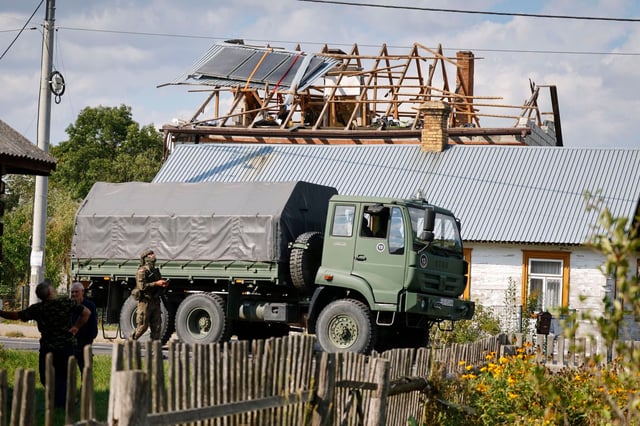 Dans la région de Lublin, la police et l’armée polonaise inspectent une maison où un drone russe abattu s’est écrasé, le  10 septembre.
