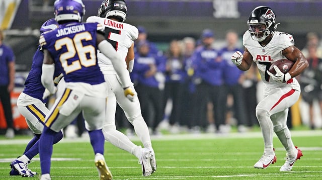Sep 14, 2025; Minneapolis, Minnesota, USA; Atlanta Falcons running back Bijan Robinson (7) runs the ball during the second half against the Minnesota Vikings at U.S. Bank Stadium. Mandatory Credit: Jeffrey Becker-Imagn Images
