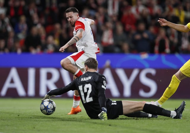 Soccer Football - UEFA Champions League - Slavia Prague v Bodo/Glimt - Fortuna Arena, Prague, Czech Republic - September 17, 2025 Bodo/Glimt's Nikita Haikin in action with Slavia Prague's Vasil Kusej REUTERS/Eva Korinkova