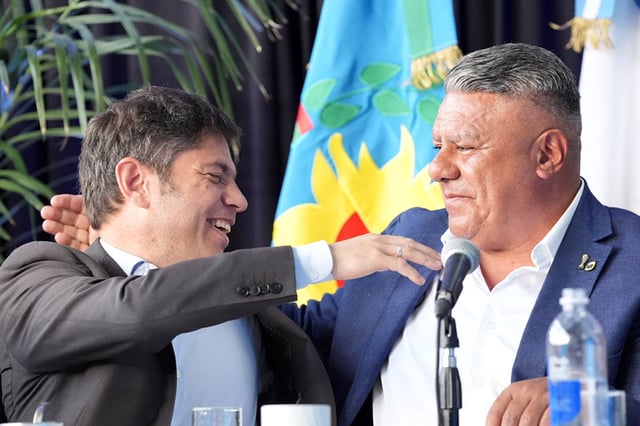 El abrazo entre Axel Kiciloff y Claudio Tapia, durante la presentación del Masterplan del estadio Único de La Plata