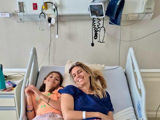 Luciana Geuna se encuentra internada y posó desde su habitación clínica junto a su hija Jacinta. | Foto: Instagram