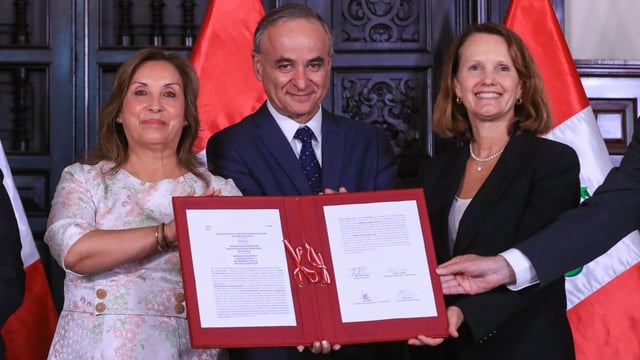 La mandataria encabezó la firma del convenio en Palacio de Gobierno.