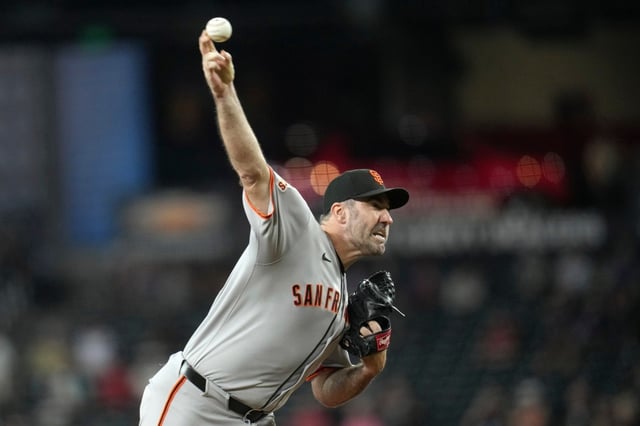 San Francisco Giants starting pitcher Justin Verlander throws against the Arizona Diamondbacks during the first inning of a baseball game Wednesday, Sept. 17, 2025, in Phoenix. (AP Photo/Ross D. Franklin)