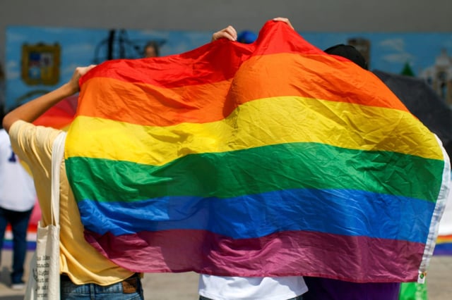 Répondant sur la question "très sensible" et "polarisante" de l'accueil des fidèles LGBT+ au sein de l'institution deux fois millénaire, Léon XIV dit s'aligner sur l'accueil de "tous, tous, tous"