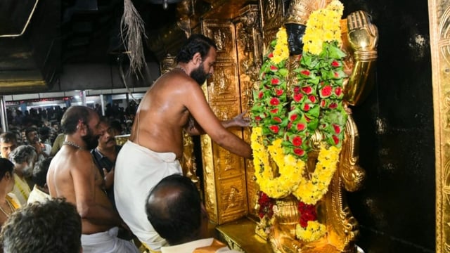 Kerala High Court orders vigilance probe into missing 4.54 kg gold from Sabarimala Dwarapalaka idols, questions Travancore Devaswom Board lapses.