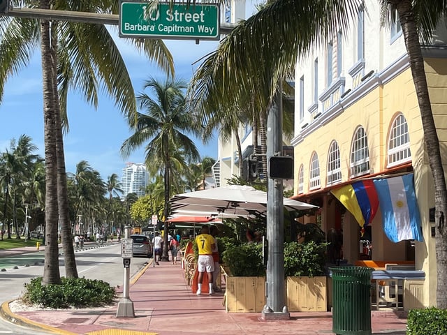 AME1794. MIAMI (ESTADOS UNIDOS), 14/07/2024.- Fotografía donde se ven las banderas de Colombia y Argentina en un restaurante de Ocean Drive este domingo, horas antes de que se dispute la final de la Copa América en el Hard Rock Stadium, en Miami Beach (Fl, EE.UU.). La ciudad de Miami apura este domingo los últimos preparativos para la final de la Copa América, que disputarán esta noche Argentina y Colombia en el Hard Rock Stadium. EFE/ David Villafranca