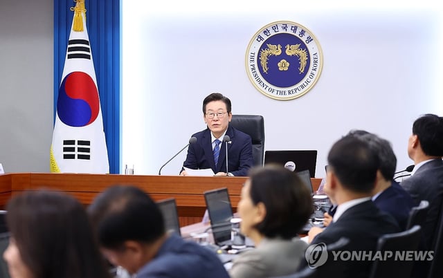 President Lee Jae Myung speaks during a meeting with senior aides at the presidential office in Seoul on Sept. 18, 2025. (Yonhap) 