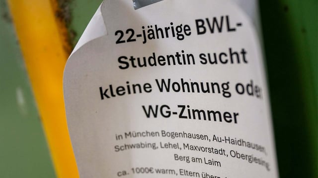 Zettel mit der Wohnungssuche einer Studentin in München.