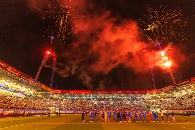 Bei einer Pyroshow im Rostocker Ostseestadion zur Verabschiedung der alten Flutlichtmasten wurde ein neunjähriger Junge schwer verletzt.