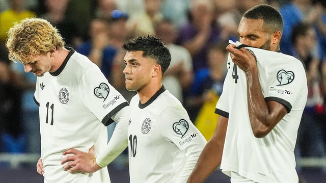 Die deutschen Nationalspieler Nick Woltemade (v.l.) Nadiem Amiri und Jonathan Tah nach der Niederlage in der Slowakei