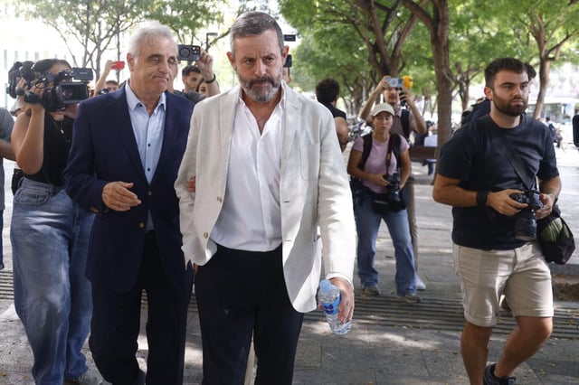 El expresidente del FC Barcelona Sandro Rosell junto a su abogado Pau Molins a su salida de la Ciutat de la Justícia de Barcelona.