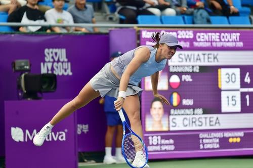 Iga Swiatek of Poland returns a shot to Sorana Cirstea of Romania during their round of 16 match in the women's singles at the Korea Open at Olympic Park Tennis Center in Seoul on Sept. 18, 2025, in this photo provided by the tournament organizing committee. (PHOTO NOT FOR SALE) (Yonhap)