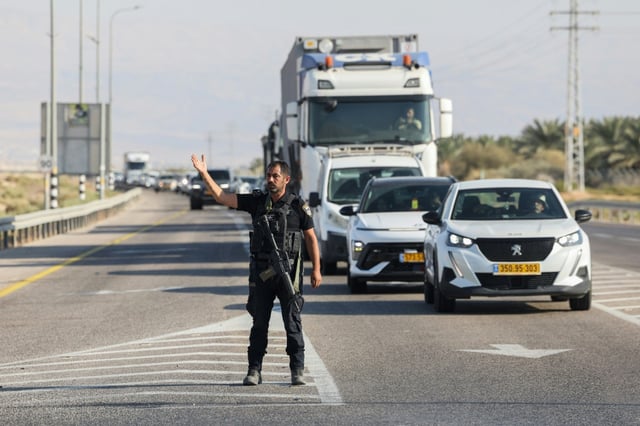 Les forces de sécurité israéliennes ferment une route menant au poste-frontière d'Allenby, entre la Cisjordanie occupée et la Jordanie, après une fusillade, le 18 septembre 2025