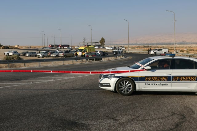 Les forces de sécurité israéliennes ferment une route menant au poste-frontière d'Allenby, entre la Cisjordanie occupée et la Jordanie, après une fusillade, le 18 septembre 2025