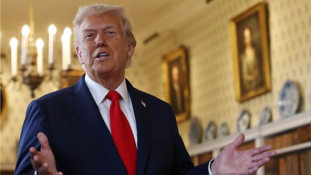Trump participa de una rueda de prensa tras la reunión con el primer ministro británico, Keir Starmer.