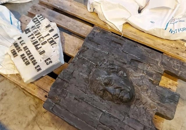 La placa retirada de Largo Caballero en Chamberí.