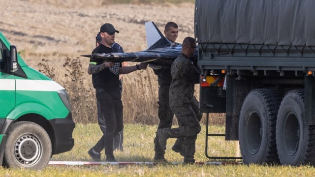 Fuerzas de Defensa Territorial Nacionales de Polonia en el lugar donde se estrelló un dron ruso en la aldea de Wohyn, este de Polonia.