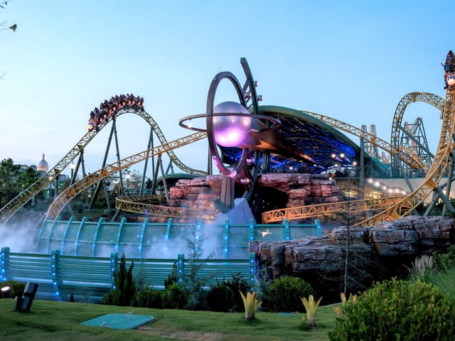 ORLANDO (United States), 22/05/2025.- People ride the Stardust Racers dual-launch coaster at Universal's new Epic Universe theme park in Orlando, Florida, USA, 21 May 2025. Universal's Epic Universe will be the fourth theme park at Universal Orlando Resort, joining Universal Studios Florida, Islands of Adventure, and Volcano Bay. It will feature five themed lands consisting of Celestial Park, Dark Universe, How to Train Your Dragon Isle of Berk, Super Nintendo World, and The Wizarding World of Harry Potter Ministry of Magic. EFE/EPA/CRISTOBAL HERRERA-ULASHKEVICH