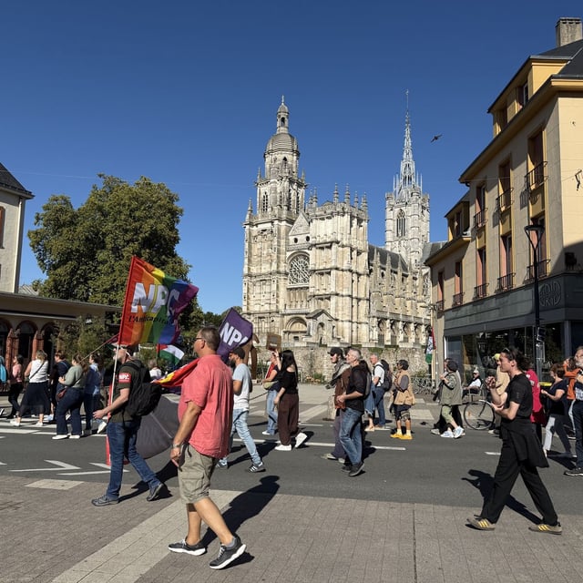 Le cortège de la manifestation du 18 septembre 2025 passe devant la cathédrale d'Evreux (Eure).