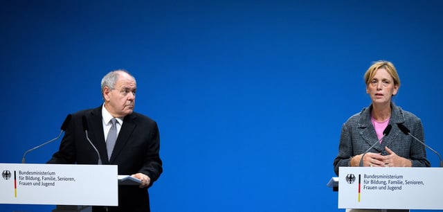 Karin Prien, Bundesministerin für Bildung, stellt zusammen mit Dani Dayan, Vorsitzender von Yad Vashem, drei potenzielle Standorte vor