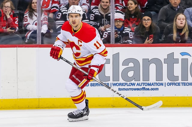 Mikael Backlund, Calgary Flames (Jess Starr/The Hockey Writers)